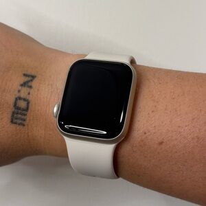 Apple Watch SE 2024 40mm GPS + Cellular Starlight Aluminum Case!